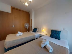 Ένα ή περισσότερα κρεβάτια σε δωμάτιο στο Encosta do Sol Apartamentos