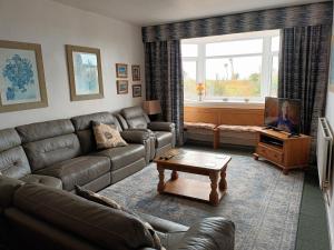Posezení v ubytování King Arthur Suite, #26 Plas Darien, Lon Isalt, Treaddur Bay, Anglesey LL65 2UP + 1 fotografie