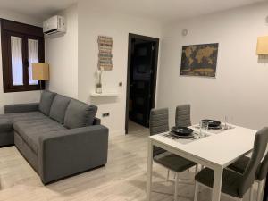 uma sala de estar com um sofá e uma mesa em APARTAMENTO LAS NIÑAS em Ronda