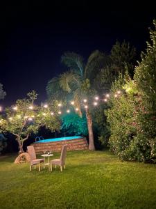 una mesa y dos sillas en un patio por la noche en Oasi Dell'Hangar, en Augusta