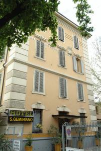 un edificio con un cartello di fronte di Hotel San Geminiano a Modena