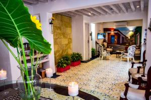 ein Wohnzimmer mit einem Tisch und einer Lobby in der Unterkunft Hotel Boutique Callecitas de San Diego in Cartagena de Indias