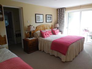 Uma cama ou camas num quarto em Crystal Springs B&B