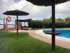 basen z 2 parasolami obok basenu w obiekcie Luxury Atico Granada Coast w mieście Motril +9 zdjęć