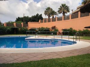basen w ogrodzie obok budynku w obiekcie Luxury Atico Granada Coast w mieście Motril