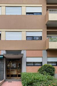 un bâtiment avec une porte et quelques buissons dans l'établissement Convenient 3-Bedroom Apartments next to Bom Sucesso, à Porto