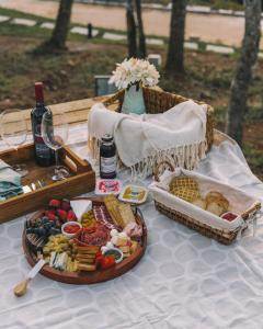 a picnic table with a tray of food and a bottle of wine at Cabanas Cold Mountain in Urubici