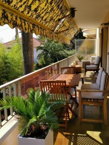 a patio with a table and chairs on a balcony at LE CHESTER Appartement 3 pièces Cannes proche Croisette bord de mer in Cannes