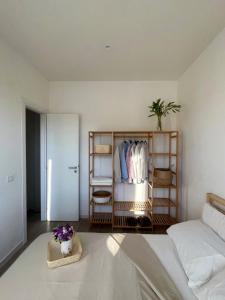 Zimmer mit einem Bett und Kleiderstangen in der Unterkunft In-Experience in I Casoni