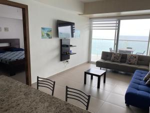 Departamentos frente al mar en Resort Playa Azul-Tonsupa的电视和/或娱乐中心