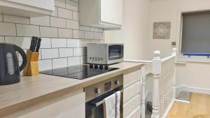 - une cuisine avec un comptoir et un ordinateur dans l'établissement Modern & Central, Perfect Beach Getaway- 2min Walk, à Brighton et Hove