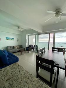 Departamentos frente al mar en Resort Playa Azul-Tonsupa的休息区