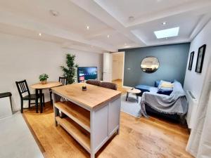 - un salon avec un lit et une salle à manger dans l'établissement Luxurious Apartment in Nottingham Lace Market, à Nottingham