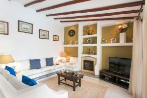 een woonkamer met een bank en een open haard bij Villa Tupi by Villa Plus in Boliqueime