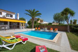 een achtertuin met een zwembad en een huis bij Villa Tupi by Villa Plus in Boliqueime