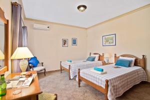 een hotelkamer met twee bedden en een bureau bij Villa Boavista by Villa Plus in Boliqueime
