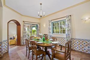 een eetkamer met een tafel en stoelen bij Villa Boavista by Villa Plus in Boliqueime