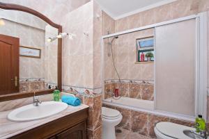 een badkamer met een wastafel, een toilet en een douche bij Villa Boavista by Villa Plus in Boliqueime +20 foto's
