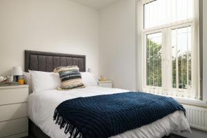 Un pat sau paturi într-o cameră la Fenton House - Modern, 4 Bedroom, Pets Accepted