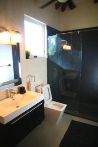 Phòng tắm tại Casa Azul - Directly on Playa Venao, sleeps 8-10+