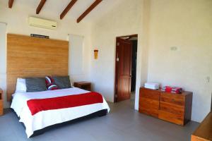 سرير أو أسرّة في غرفة في Casa Azul - Directly on Playa Venao, sleeps 8-10+