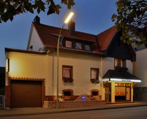 ein Haus mit Straßenbeleuchtung davor in der Unterkunft Pension Becker in Arnsberg