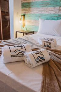 卡姆布庫的住宿－Pousada ON VIBE Cumbuco，床上有毛巾的床