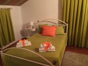 ein Schlafzimmer mit einem grünen Bett und Handtüchern darauf in der Unterkunft Painel de Monsaraz in Reguengos de Monsaraz + 85 Fotos