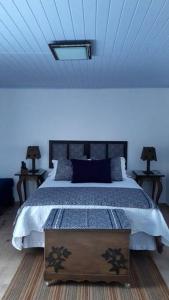 1 dormitorio con 1 cama grande con luz azul en Studio no Centro de São Joaquim/SC, en São Joaquim