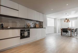 Kuchnia lub aneks kuchenny w obiekcie Idyllic and spacious apartment with parking - Center by REMS