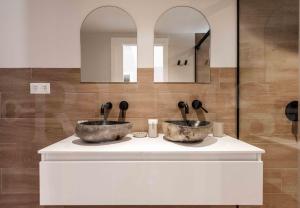 dwie umywalki na ladzie w łazience w obiekcie Idyllic and spacious apartment with parking - Center by REMS w Maladze