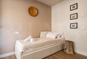 Łóżko lub łóżka w pokoju w obiekcie Idyllic and spacious apartment with parking - Center by REMS