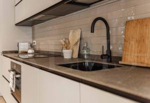 Kuchnia lub aneks kuchenny w obiekcie Idyllic and spacious apartment with parking - Center by REMS
