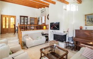 uma sala de estar com lareira e piano em Stunning Home In Santa Cristina Daro With Wifi em Santa Cristina d'Aro