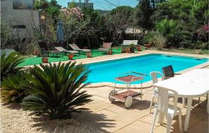 uma piscina com uma mesa e cadeiras e uma mesa e uma mesa e cadeiras em Stunning Home In Santa Cristina Daro With Wifi em Santa Cristina d'Aro