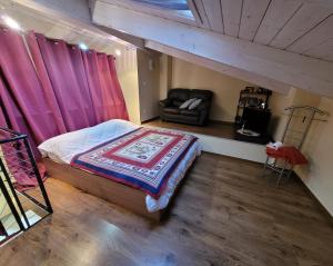 een slaapkamer met een bed en een bank in een kamer bij Casa Vacanze PRINCIPE LORIS in Canale