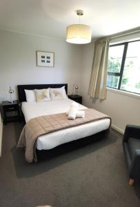 Katil atau katil-katil dalam bilik di Milford Road Apartments