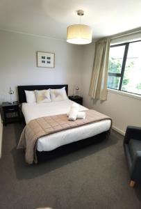Кровать или кровати в номере Milford Road Apartments