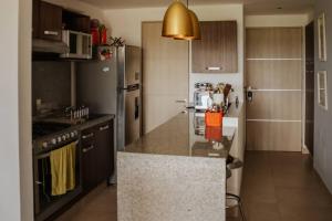 Η κουζίνα ή μικρή κουζίνα στο Beautiful 2B 2Br Ocean/Lagoon View Pool Gym