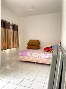 a room with a bed in a room at Villa Bukit Indah in Berastagi