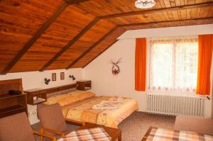 Un pat sau paturi într-o cameră la Privát - Harrachov 392