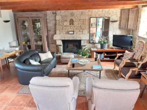 ein Wohnzimmer voller Möbel und einem Kamin in der Unterkunft Stone House in Plouescat near Sandy Beaches in Plounévez-Lochrist