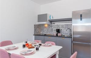 Kuchyňa alebo kuchynka v ubytovaní 2 Bedroom Lovely Apartment In Danilo