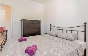 Posteľ alebo postele v izbe v ubytovaní 2 Bedroom Lovely Apartment In Danilo