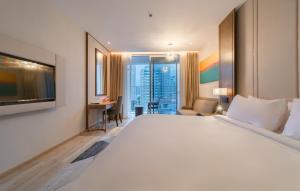 Moonlight Bay Panorama Condotel Ocean View客房内的一张或多张床位