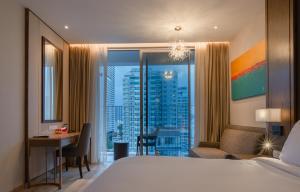 Moonlight Bay Panorama Condotel Ocean View客房内的一张或多张床位