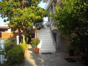 una escalera que conduce a una casa con plantas en Iris Hotel, en Nea Kalikratia
