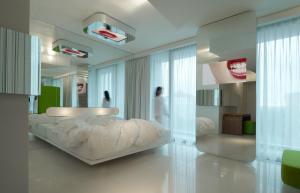Letto o letti in una camera di i-Suite Hotel