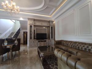 TV a/nebo společenská místnost v ubytování Villa Syariah Muvida dengan Kolam Renang di Tengah Kota