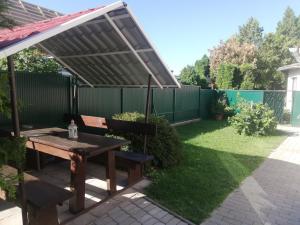 stół piknikowy pod baldachimem na podwórku w obiekcie Bagolylak Vendégház Siófok w Siófoku
